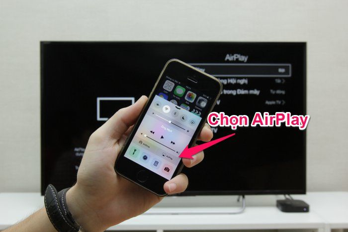 Tr&ecirc;n iPhone bạn k&eacute;o từ dưới l&ecirc;n để mở trung t&acirc;m kiểm so&aacute;t (Action Center) v&agrave; chọn AirPlay